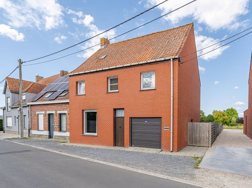 - Open woning in Moorslede: Beitemstraat 5<br />
- Groot perceel van 860 m²<br />
- Leefruimte met aansluitende keuken<br />
- 3 slaapkamers<br />
- Z