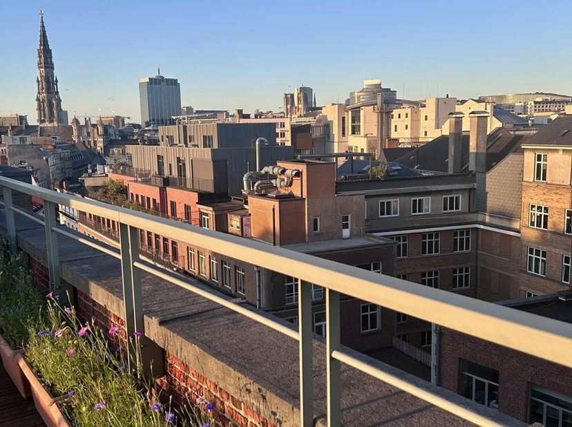 Penthouse duplex met twee slaapkamers en twee terrassen: het appartement heeft een oppervlakte van +/- 125 m² (PEB 140 m²) en beschikt over een doorlo