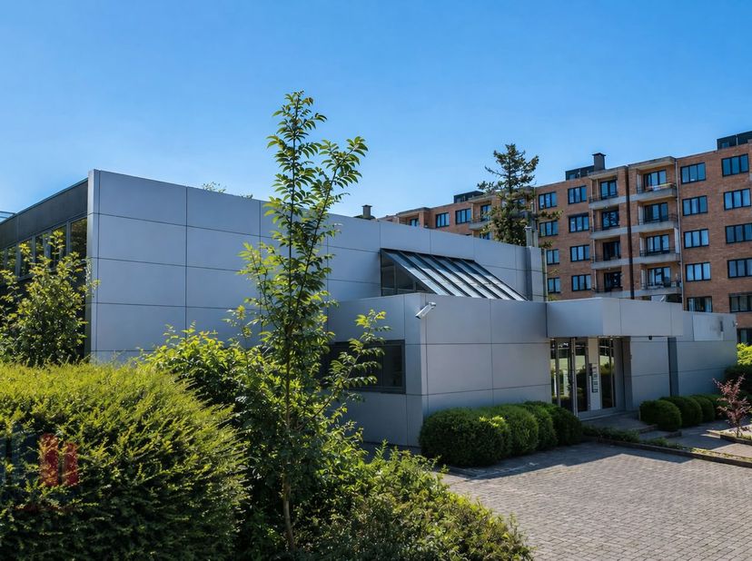 Kwalitatief en lichtrijk bedrijfsgebouw te huur, bestaande uit 1.016 m² instapklare kantoorruimte en 214 m² opslagruimte, strategisch gelegen nabij de
