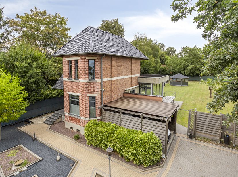Entrez dans cette maison prête à emménager où lumière, espace et confort se rencontrent. L'aménagement bien pensé garantit un équilibre parfait entre