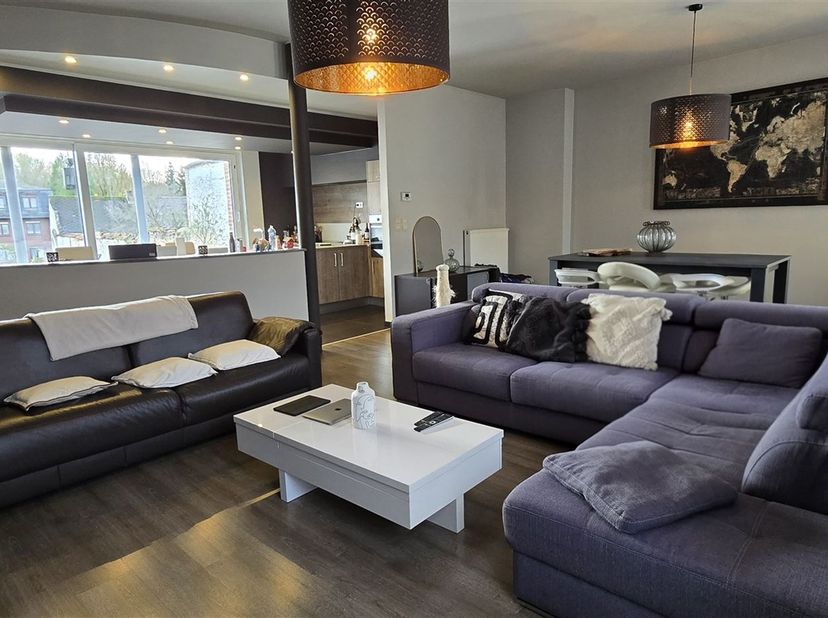 Schitterend, ruim triplex appartement van 210m² in het centrum van Péruwelz.<br />
<br />
Dit luxe appartement is ruim, energiezuinig en ideaal gele