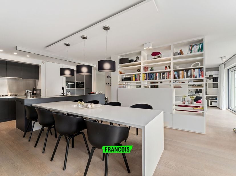 Dit uitzonderlijk ruim en luxueus appartement is gelegen in residentie Park Leopold II 1 te Wenduine op de eerste verdieping en op een rustige ligging