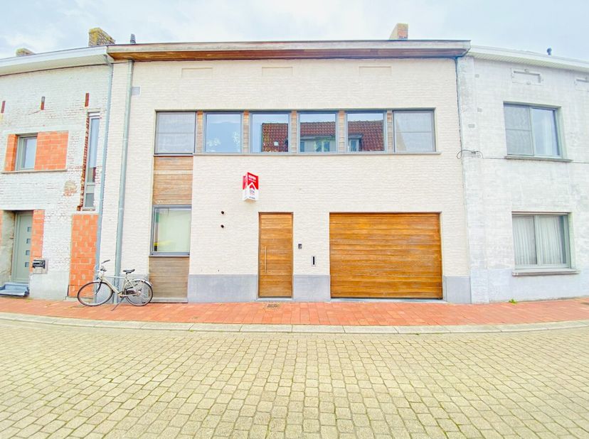 Woning met 2 slaapkamers en garage te koop in GeluweIndeling:ruime garage, wasplaats, bureau/ kinderkamer, terras, berging1ste verdiep: ruime living m