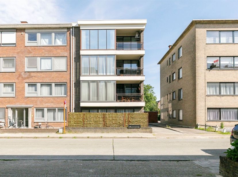 Ruim 2 slaapkamerappartement met dressing en  garage op rustige ligging. <br />
<br />
Ligging: Het appartement is uitstekend gelegen nabij de ring