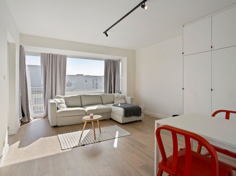 Ontdek deze charmante, recent gerenoveerde studio, gelegen op de 4de verdieping van Residentie Amymone, met lift. Zeer lichtrijk en ideaal gelegen in