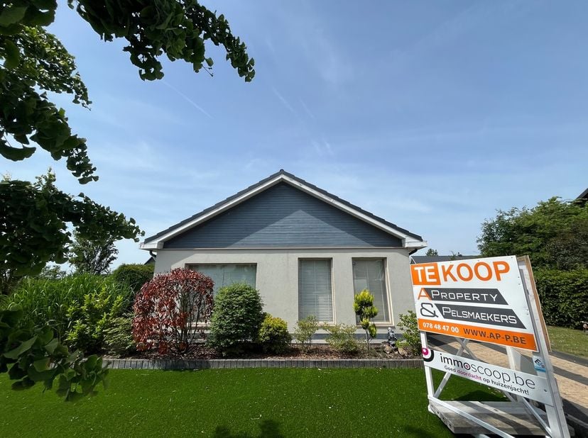 Cette agréable maison avec deux chambres est située dans un environnement très calme et familial, au coeur du très recherché triangle d'or, à proximit