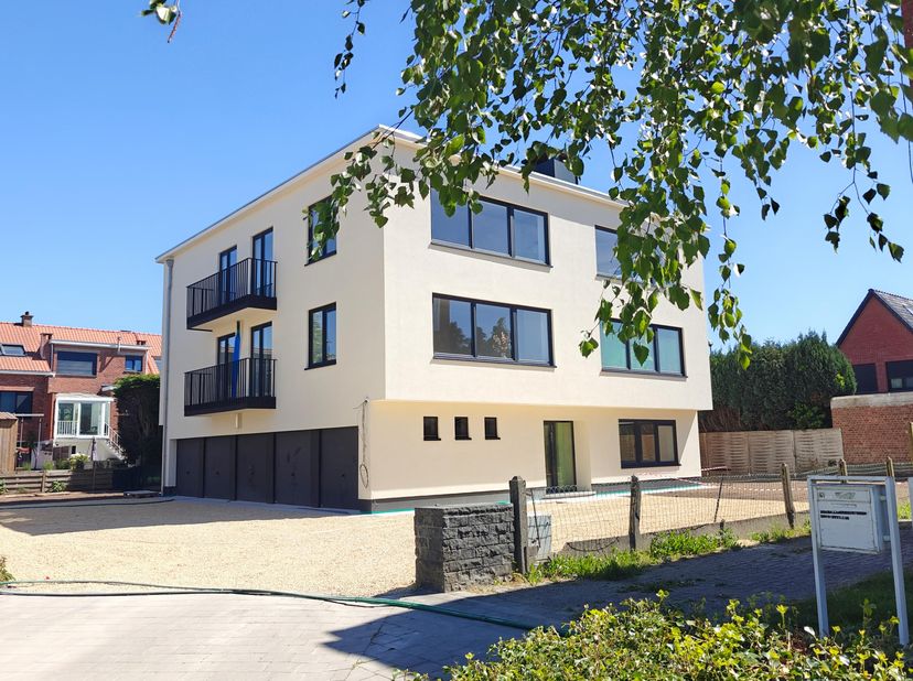 Gerenoveerd 2-slpk-appartement met garage<br />
<br />
Ruim en lichtrijk gerenoveerd appartement met 2 slaapkamers in een rustige doodlopende straat i