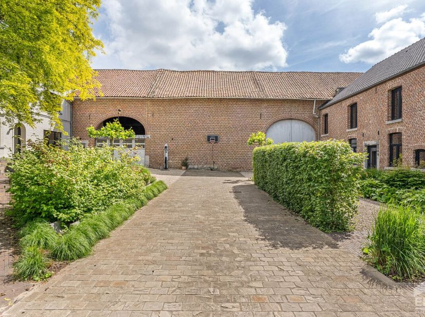 Prachtig domein bestaande uit gerenoveerde en perfect instapklare gezinswoning met 5 slaapkamers alsook 3 vergunde vakantiewoningen, een karaktervolle