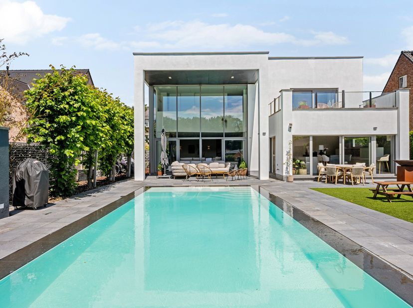 Deze moderne en energiezuinige villa (EPC-label A) is gelegen in een bosrijke omgeving te Oevel, Westerlo. Deze eigendom dateert van 2009 en is afgewe