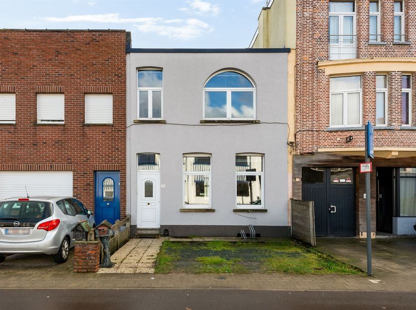 Eengezinswoning (130m²) voorzien van 3 slaapkamers en aangelegde tuin op toplocatie te Mortsel!<br />
Ligging: Gelegen op toplocatie te Mortsel, centr