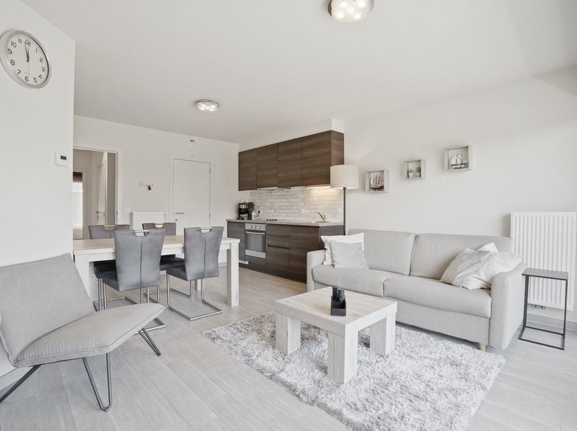 KIJKDAG ZATERDAG 05/09 VAN 9U TOT 12U (inschrijven vooraf via residentievastgoed.be)<br />
<br />
Gemeubeld instapklaar appartement (2014) met 2 terra