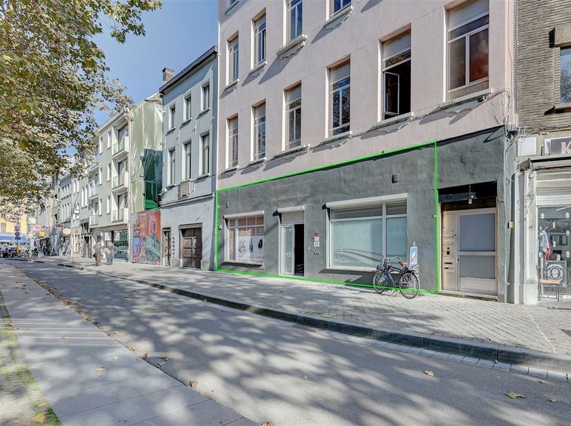 Dit handelspand is gelegen op een uitstekende locatie op het Falconplein in Antwerpen. De ligging is centraal en met een uitstekende visibiliteit en t