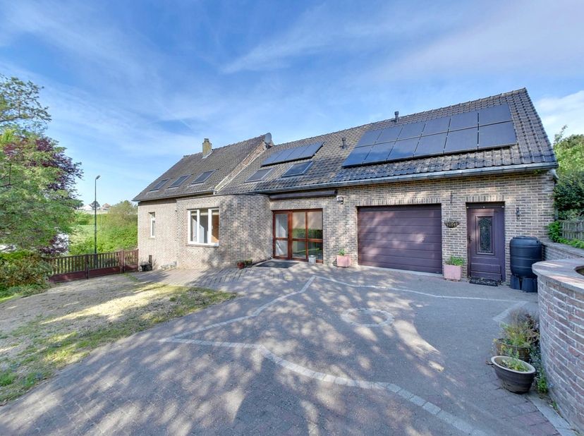 Maison à rénover sur un terrain de 20 ares, idéalement située dans un environnement très calme entre Duisburg et Eizer.<br />
<br />
La maison compren