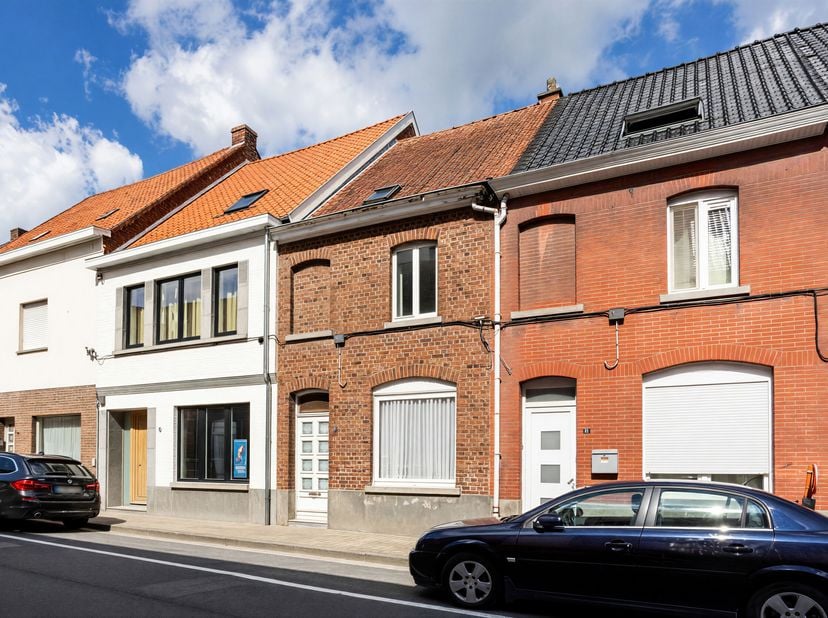 Deze interessante te renoveren woning met 3 slaapkamers en stadstuin is gelegen op een perceel van 110m² in een vlot bereikbare éénrichtingsstraat op