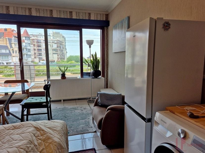 De woonkamer baadt in het natuurlijke licht door zijn mooie gevelbreedte en biedt een panoramisch zicht op de zee, centrum en omgeving.<br />
Door de