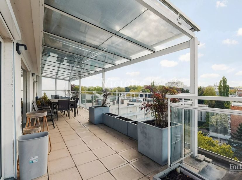 À 30 m de lavenue Franklin Roosevelt, à côté du Bois de la Cambre, superbe duplex penthouse de ±330 m² niché aux 7e et 8e étages dun immeuble emblémat