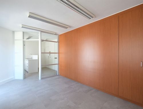                                         Bureaux à louer à Deurne, € 700

