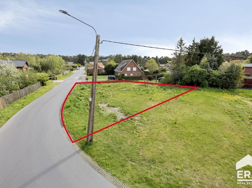 Op zoek naar de ideale locatie om uw droomwoning te realiseren? Deze mooie bouwgrond, gelegen in de rustige Kapelstraat te Balen, biedt een uitstekend