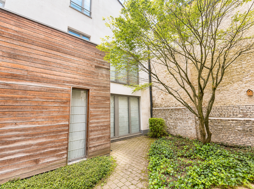 IXELLES – À deux pas du Parlement Européen et proche de tous les transports, MAISON (2ch/1br/1sdb/1sdd) située en arrière-cour et composée au rez-de-c