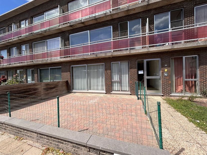 Ruim appartement met 2 slaapkamers, bureau/extra ruimte, garage en terras.<br />
Ligging: Het appartement bevindt zich net binnen de ring van Turnhout