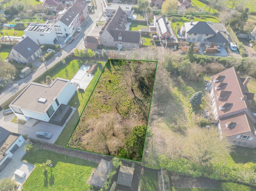 Découvrez ce terrain à bâtir de 1000m2 au Bois Fichaux ! <br />
21,7m de façade<br />
46,75 de profondeur<br />
Possibilité de construire une villa 4