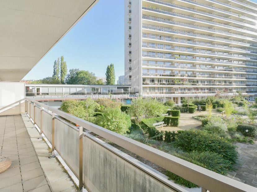 Maxime Real Estate biedt u een 3 slaapkamer appartement aan.<br />
Uitstekende locatie tussen Roodebeek en het Gemeentehuis van SLW, dicht bij het ope