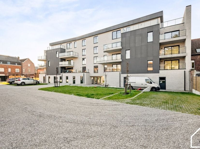 Prachtige penthouse van 129,20 m² op de vierde verdieping bestaande uit een inkomhal met vestiaire en WC, berging en wasruimte, zeer ruime living met