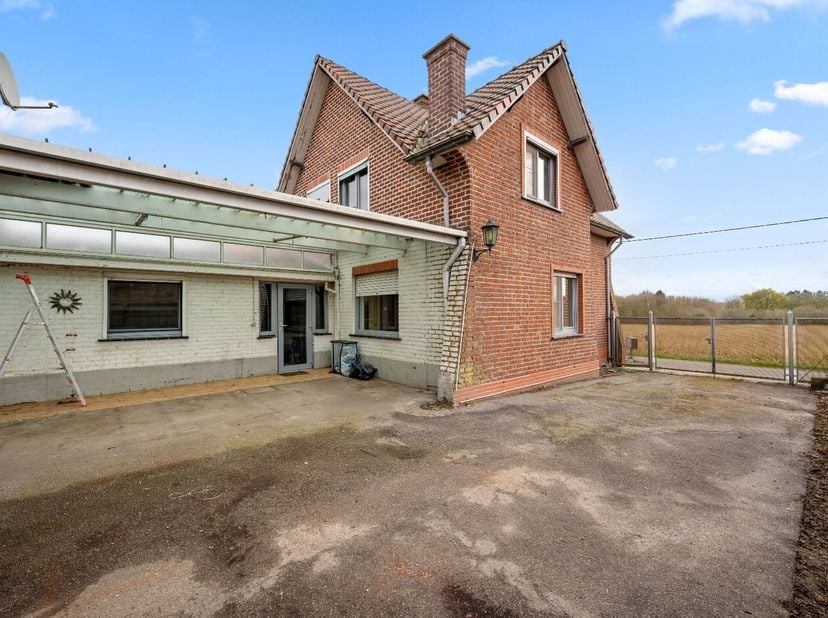 Deze ruime open bebouwing in Linter is een potentiële droomwoning voor wie op zoek is naar veel ruimte en rust. Gelegen in een rustige straat met uitz