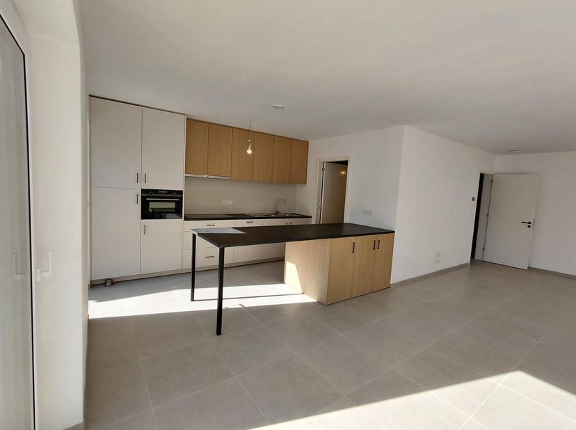 Instapklare energiezuinige halfopen nieuwbouwwoning met 3 slaapkamers, bureau, polyvalente verdieping, carport en tuin<br />
<br />
Beschikbaar eind s
