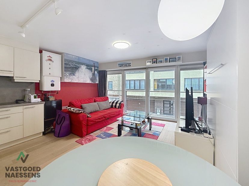 Deze studio is gelegen op de eerste verdieping van de jonge residentie De Zandbank. Het gebouw dateert van 2009 en verkeert dan ook in goede staat. De