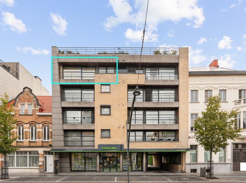 Ruimte, licht en privacy. Dat is exact wat je mag verwachten van dit prachtige 3-slaapkamer appartement van maar liefst 129m², gelegen op de vierde ve