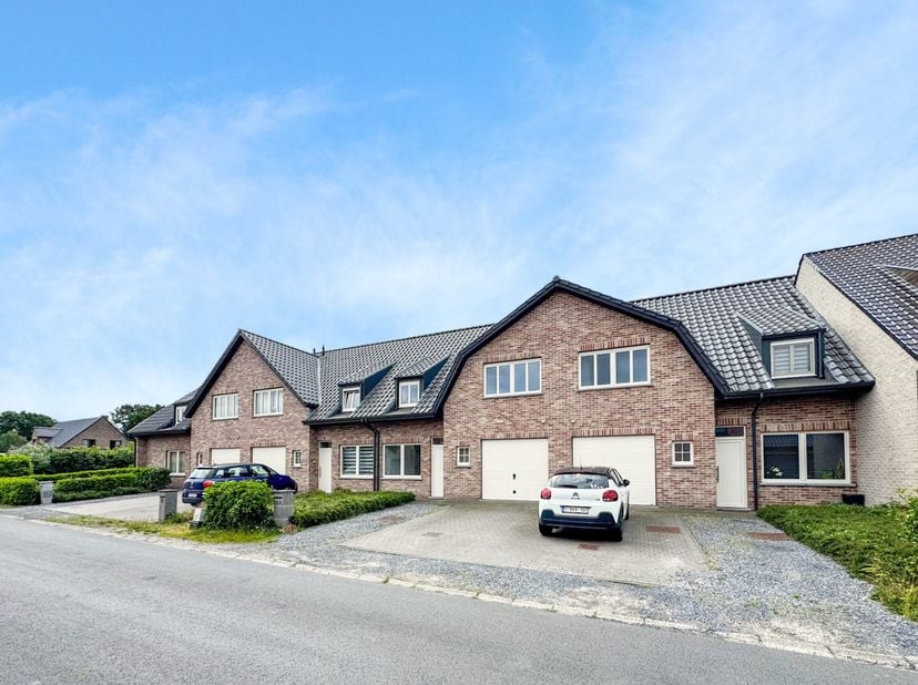 Deze verzorgde rijwoning is rustig gelegen in het landelijke Boekhoute en beschikt over een oprit, inpandige garage met sectionale poort, terras en ru