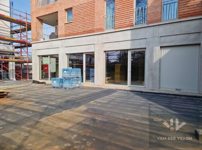 Casco en centraal gelegen nieuwbouw handelsgelijkvloers (160m²) met gezellig terras (130m²) op een TOPlocatie!<br />
<br />
Je eigen zaak in de vernie