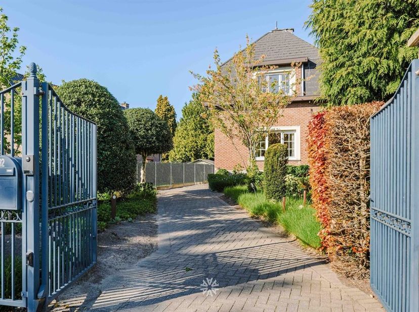ZWIJNAARDE - Karakterwoning met authentieke elementen en prachtig aangelegde tuin<br />
Pièce unique<br />
Ontdek deze ruime driegevel-villa in de geg