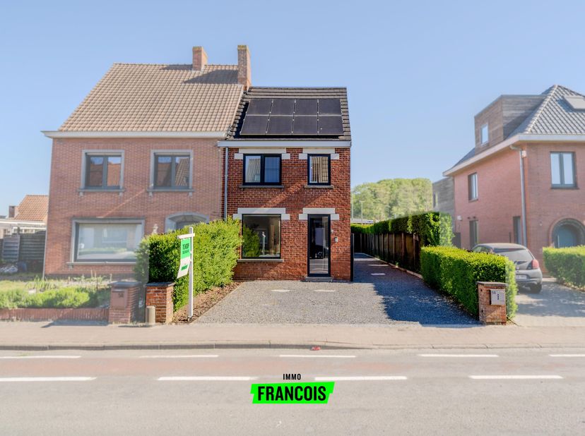 Op zoek naar een instapklare gezinswoning te koop in Beernem? Deze recent gerenoveerde woning (2017), gelegen in de Hubert dYdewallestraat 56, combine