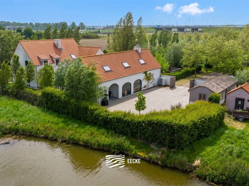Vous rêvez de calme, d'espace et de charme ? Découvrez cette belle propriété rurale le long du canal de Ramskapelle, à seulement 5,5 km de la plage et