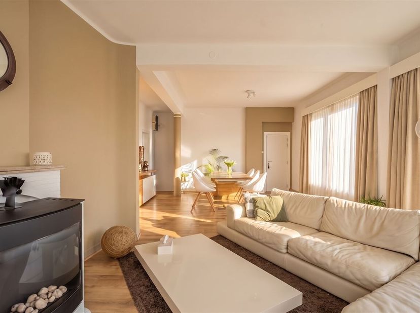 Stijlvol en ruim gelijkvloers appartement in een karaktervolle residentie, gelegen in de prachtige art-decowijk van Ronse. <br />
Geniet van een licht