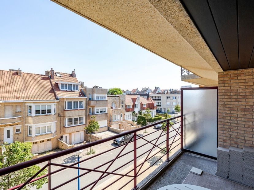 Ruim appartement in het centrum van Koksijde, vlak bij openbaar vervoer en winkels. Dit appartement combineert een centrale ligging met een praktische