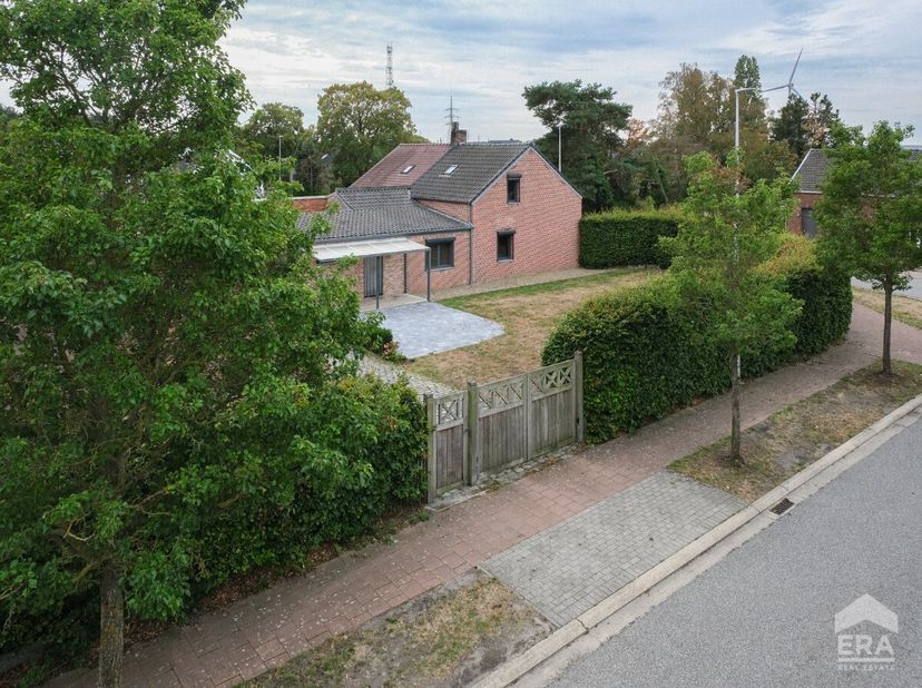 CHARMANTE, INSTAPKLARE WONING MET 2 SLAAPKAMERS EN KNAP BIJGEBOUW IN PELT! In een rustige en kindvriendelijke omgeving in Pelt vinden we deze verzorgd