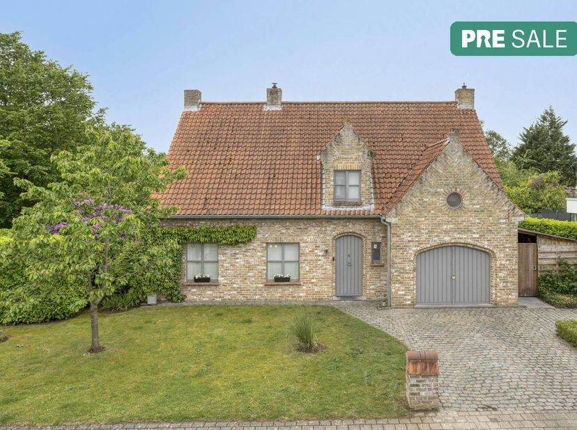 Dans le quartier résidentiel de Sint-Kruis (Bruges), cette élégante villa à vendre sur un terrain de 789 m² est située au calme le long de Kasteleinwe