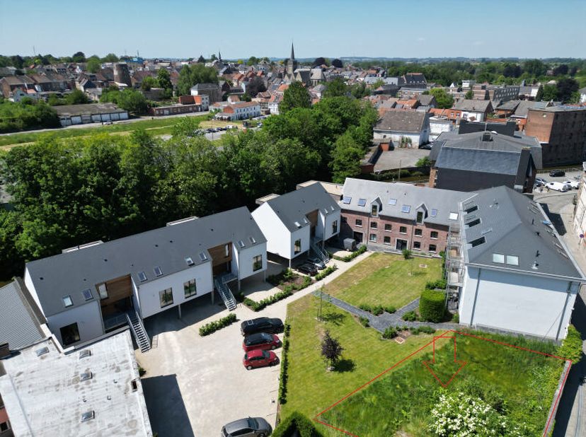 Découvrez ce superbe terrain à bâtir de 5 ares 57 ca situé dans une copropriété calme et arboré, récemment construite en 3 phases (comprenant 23 unité