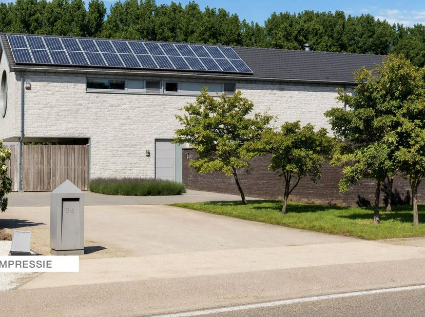 Op een uitzonderlijk perceel van maar liefst 7.893 m² bevindt zich deze instapklare en energiezuinige karakterwoning op een werkelijk unieke toplocati