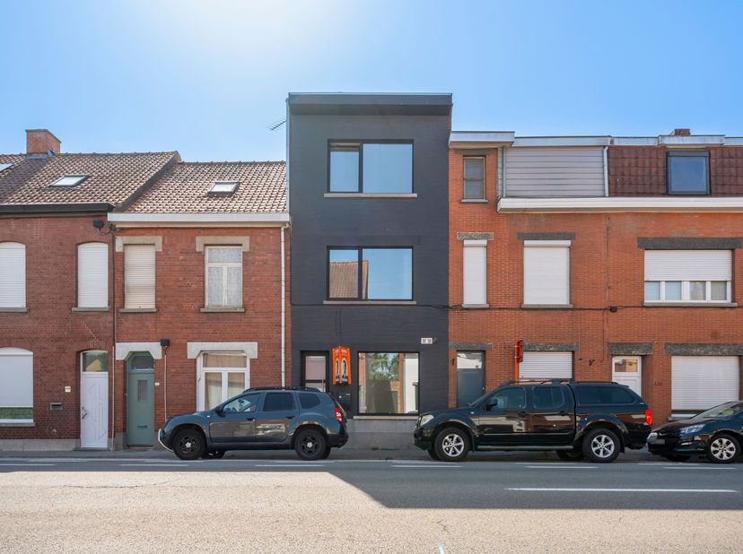 Volledig instapklare woning te koop in Menen!<br />
Bij binnenkomst betreed je de inkomhal en bevindt er zich een apart toilet.<br />
Verder vind je d