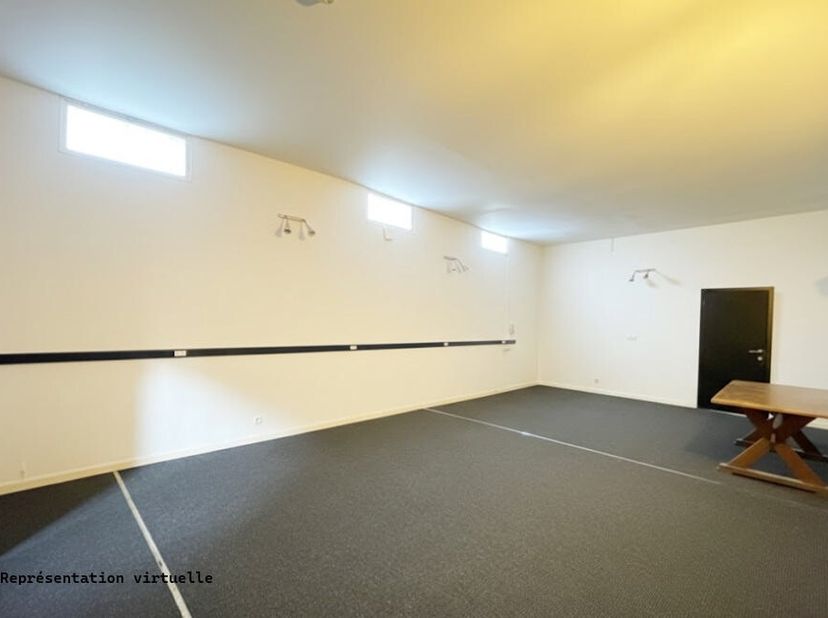 Dans une petite copropriété de 4 unités (actuelles), au sein d'un bâtiment d'antan bien conservé. Situé en centre-ville, proche du parc d'Enghien, des