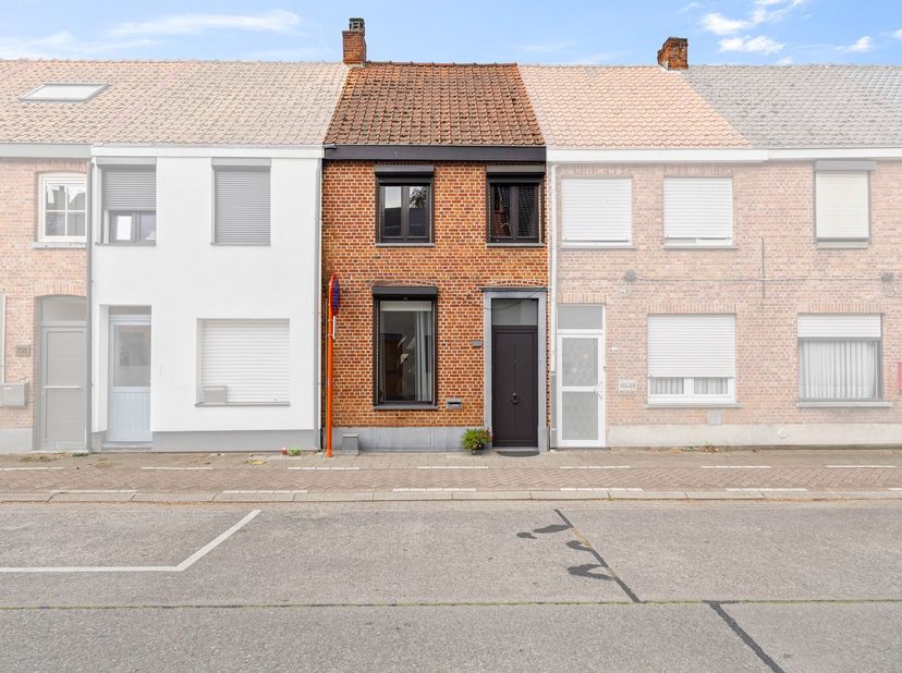 Ideale starterswoning met 2 slaapkamers, afgewerkte zolder en ruime garage<br />
Deze charmante en instapklare starterswoning combineert comfort, pra