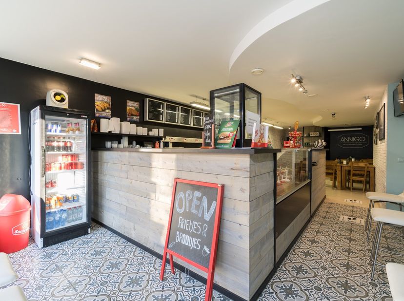Deze handelsruimte met horeca-uitbating is centraal gelegen op een boogscheut van het centrum van Geel. De handelsruimte is momenteel ingericht als fr