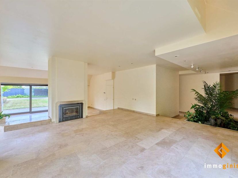 Deze zéér ruime woning met 3 slaapkamer is gelegen op een mooi perceel, vlakbij het centrum van Bocholt. <br />
Indeling gelijkvloers: inkomhal, apart