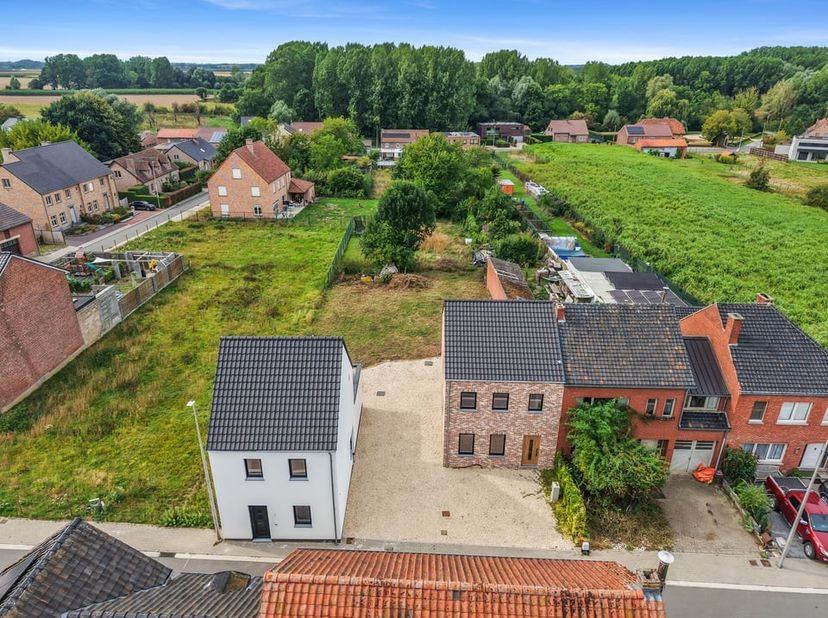 In het idyllische Heks, een rustige en landelijke deelgemeente van Heers, bevindt zich deze stijlvolle nieuwbouwwoning waar hedendaags wooncomfort en