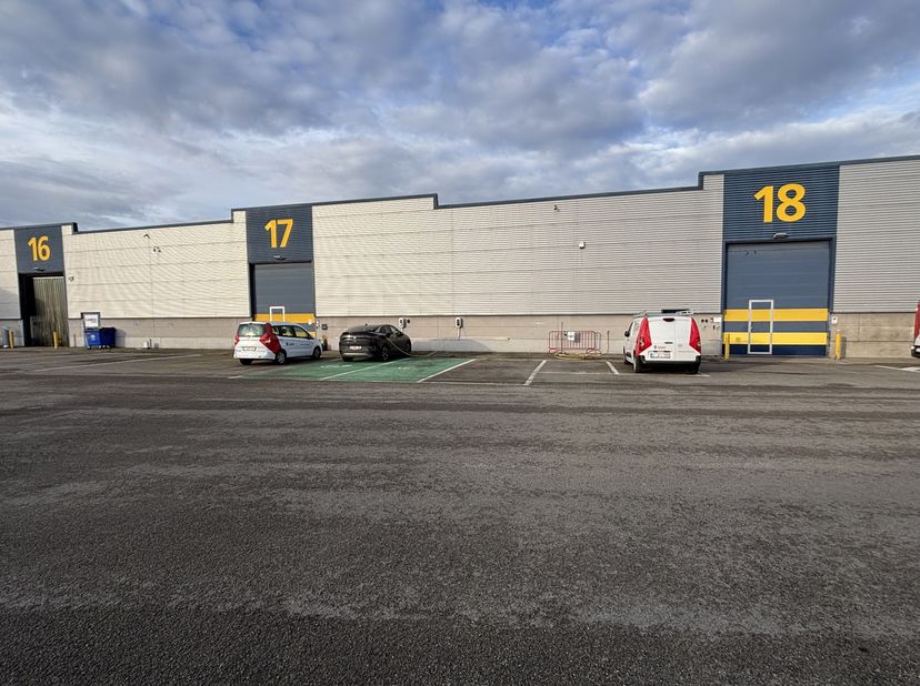 Magazijn met instapklare kantoren te huur nabij A12 en E19<br />
<br />
Deze functionele magazijnunit met geïntegreerde kantoren maakt deel uit van ee