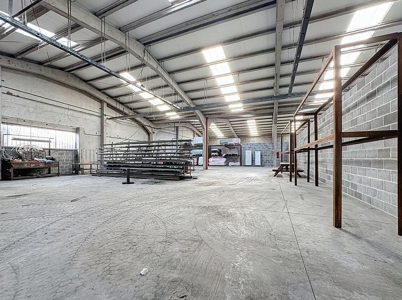 Entrepôt de ±340m² à louer 1.700€/mois HTVA :<br />
<br />
Éclairage déjà installé<br />
Espace pratique pour du stockage<br />
Compteur électrique in